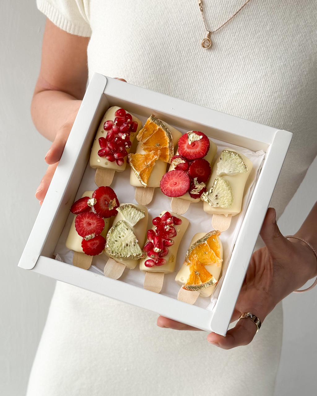 Банановый бокс "Жания" бананы в итальянском шоколаде с оригинальным декором