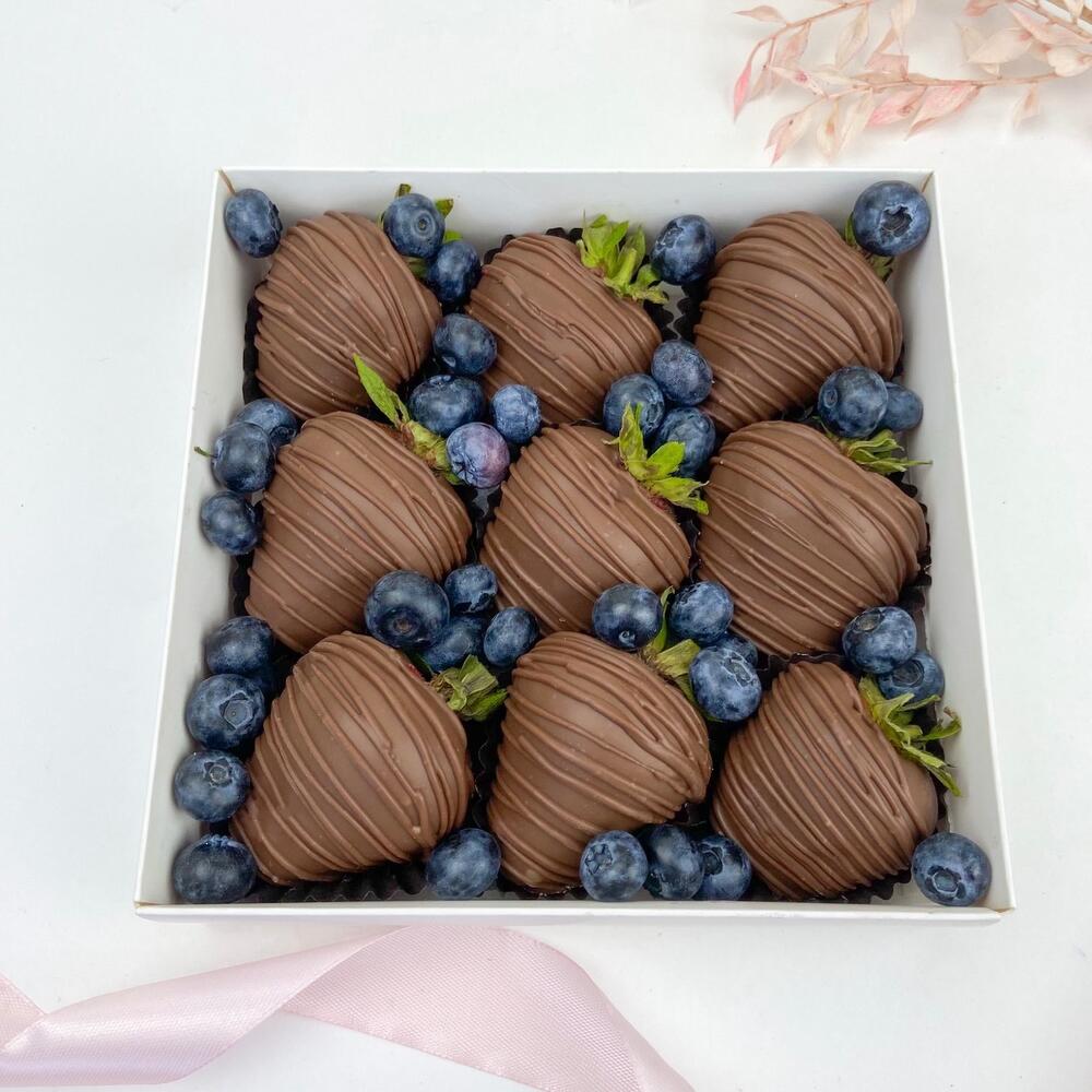 Клубничный бокс "ChocoCharm" клубника в итальянском шоколаде со свежими ягодами голубики