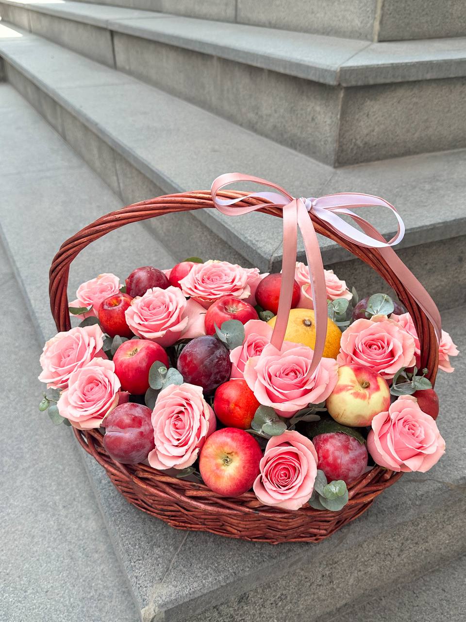 Корзина "Майя" с яблоками, сливой и розами