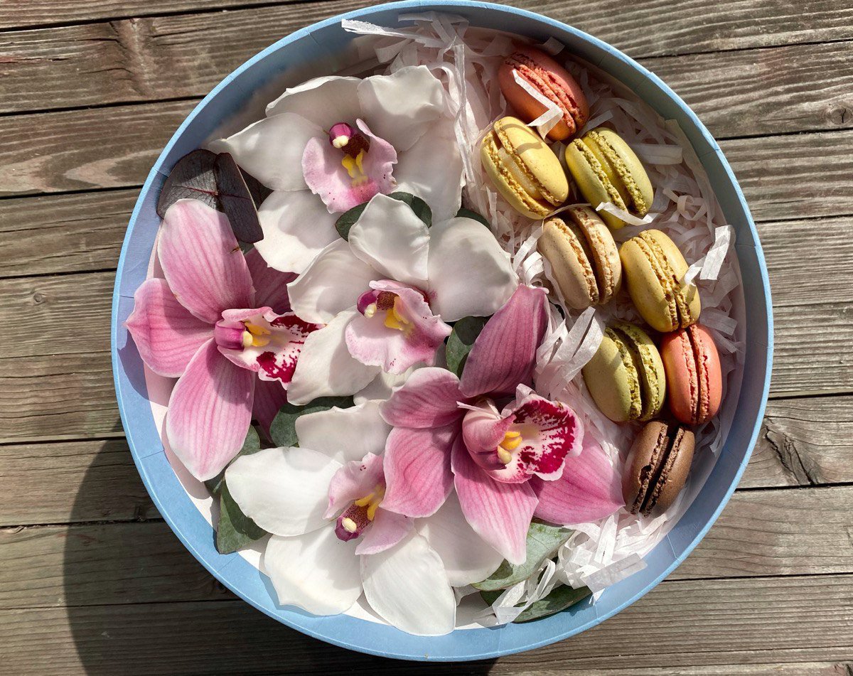 Букет "Эйгл" из цветов и макарун