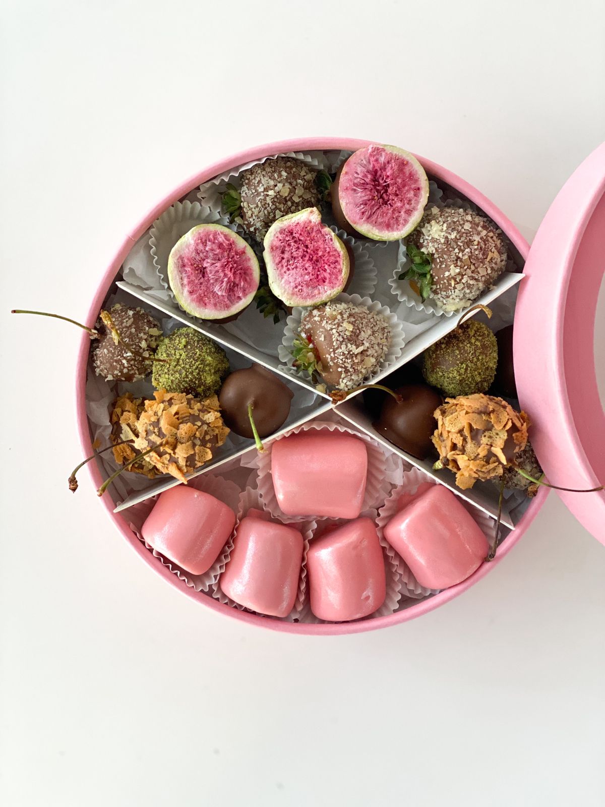 Фруктовый бокс "Radiance" бананы, вишня и клубника  в шоколаде