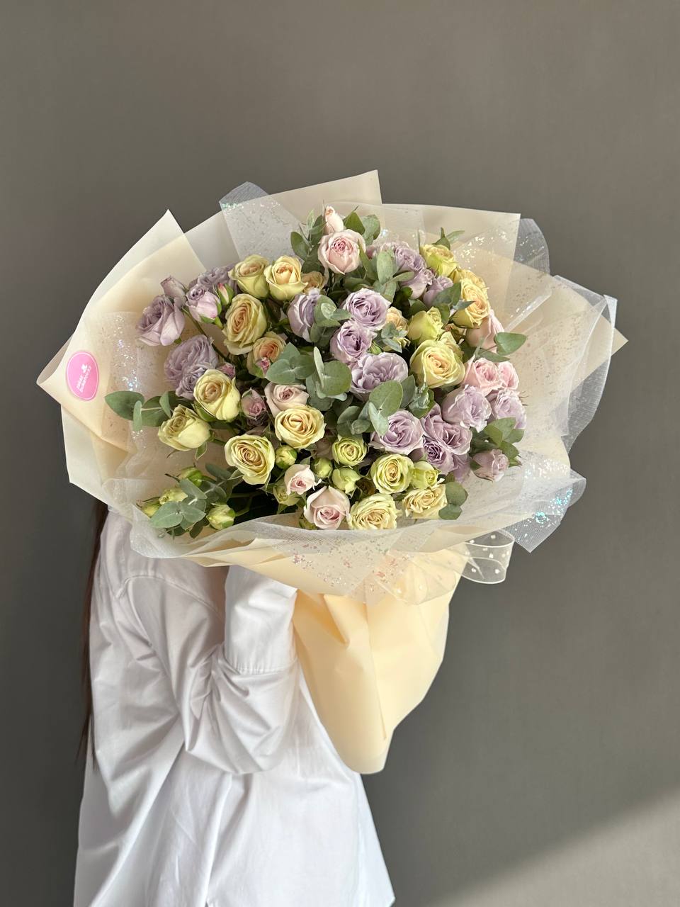 Букет "Эстер" из спрей роз в оформлении