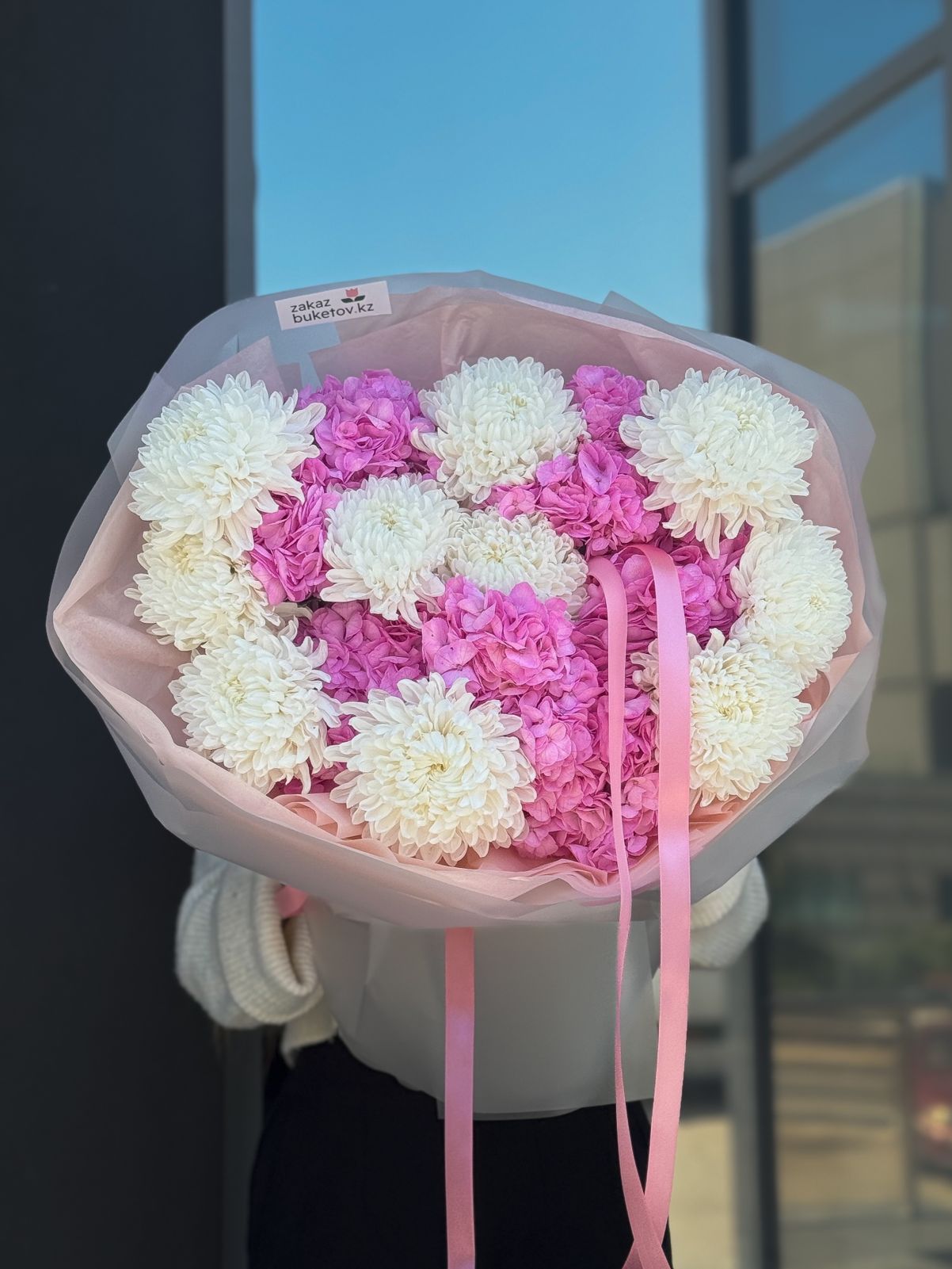 Букет "Севиль" из гортензий и крупных хризантем