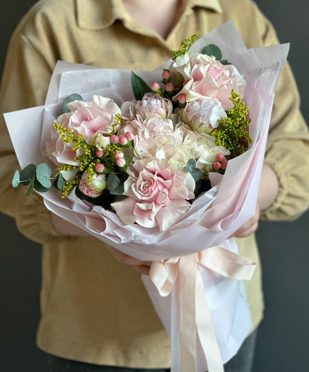 Композиция "Bloomsplash" из гортензии, роз, пионов и гипперикума