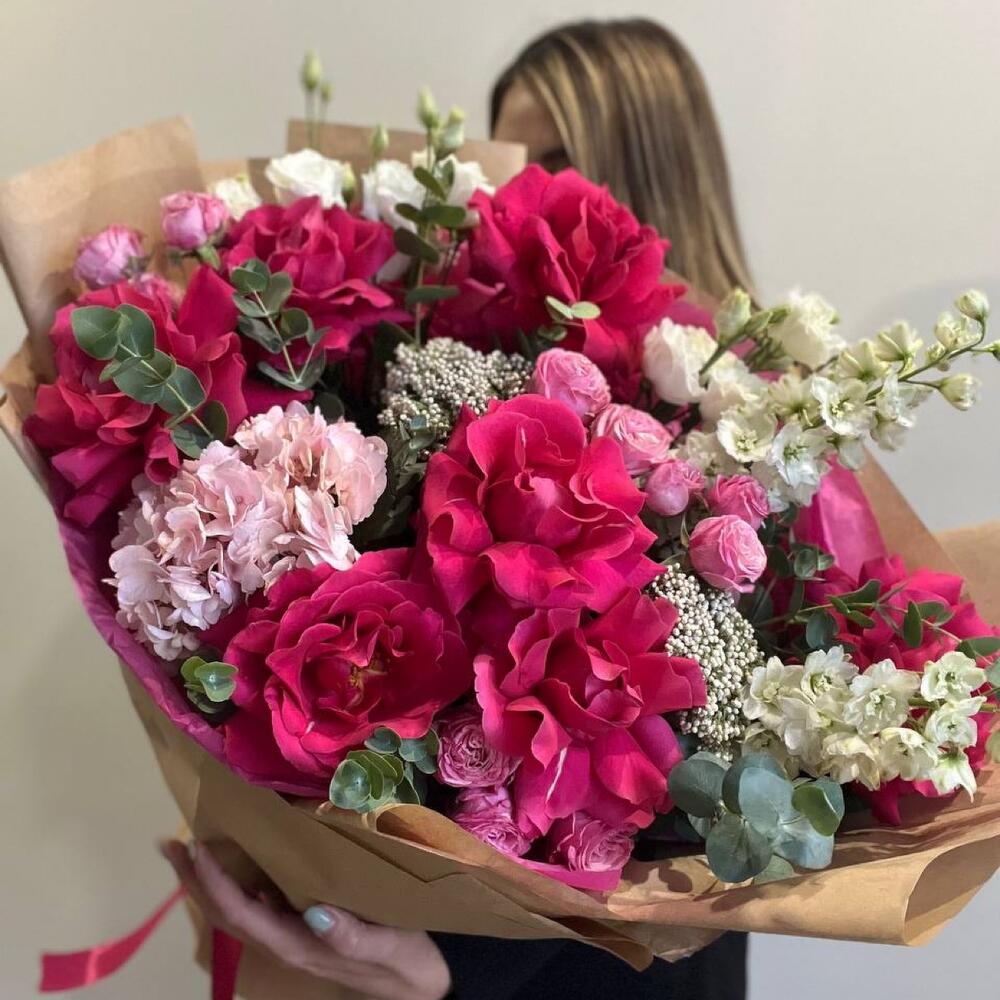 Букет "Пэриста" с геортензией, дельфиниумом, лизиантусом и розами