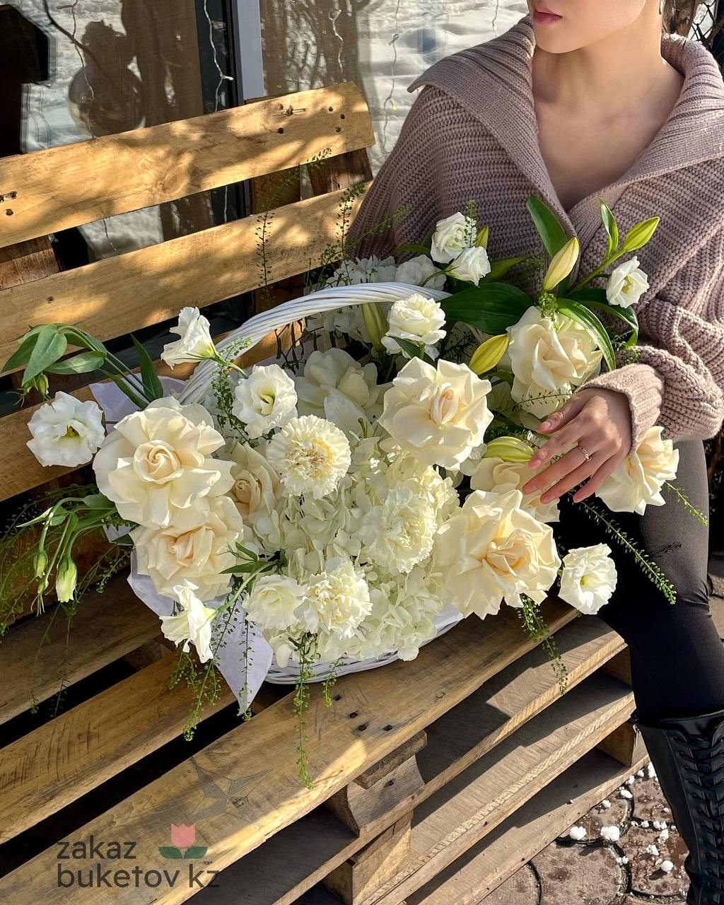 Композиция "Love" с гортензией, лилией, розой и лизиантусом в корзине