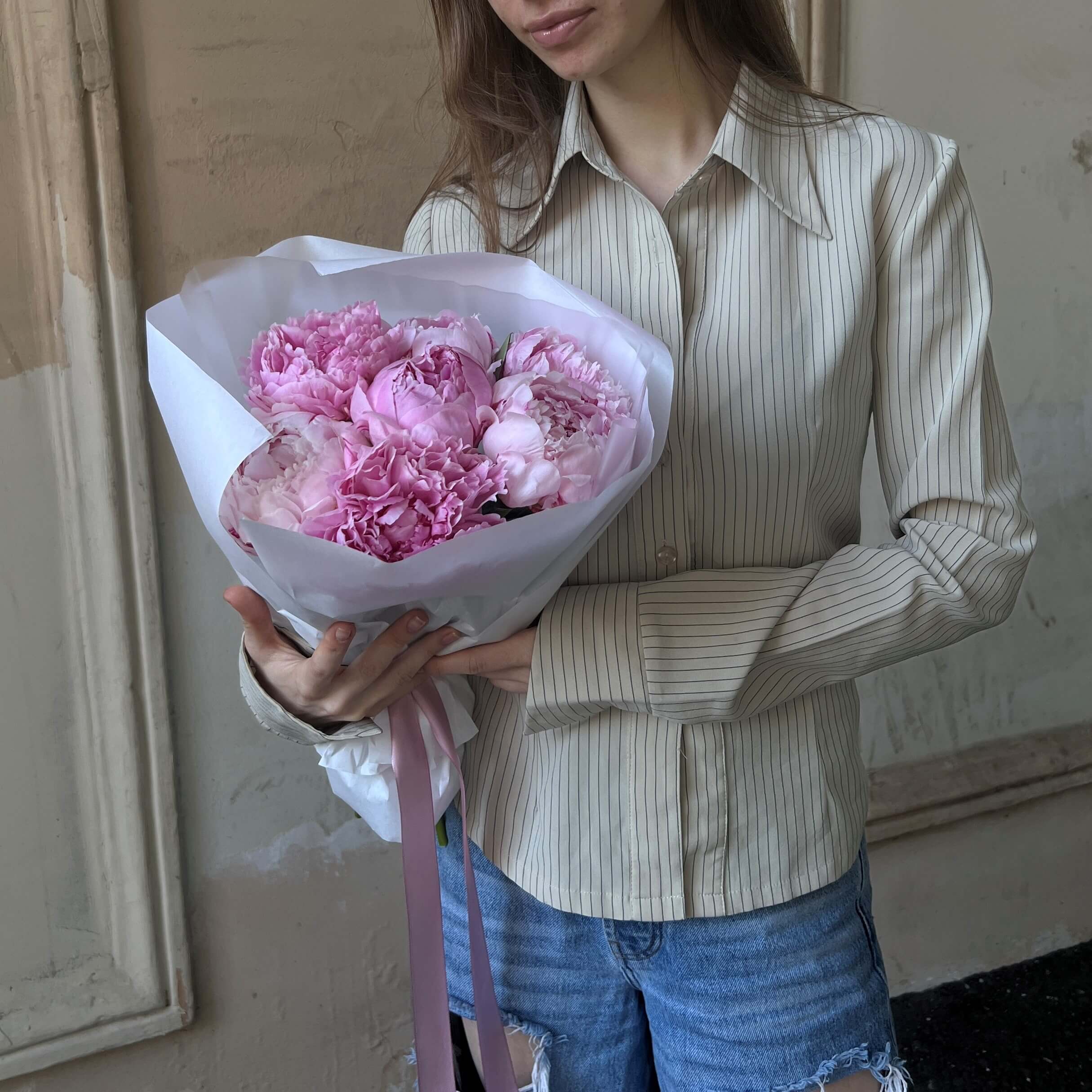 Букет из 7 крупных голландских пионов в оформлении