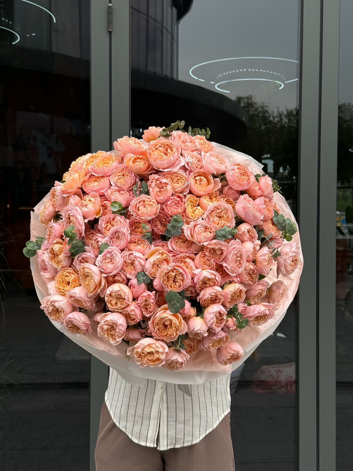 Букет "Исида" из пионовидных роз и эвкалипта