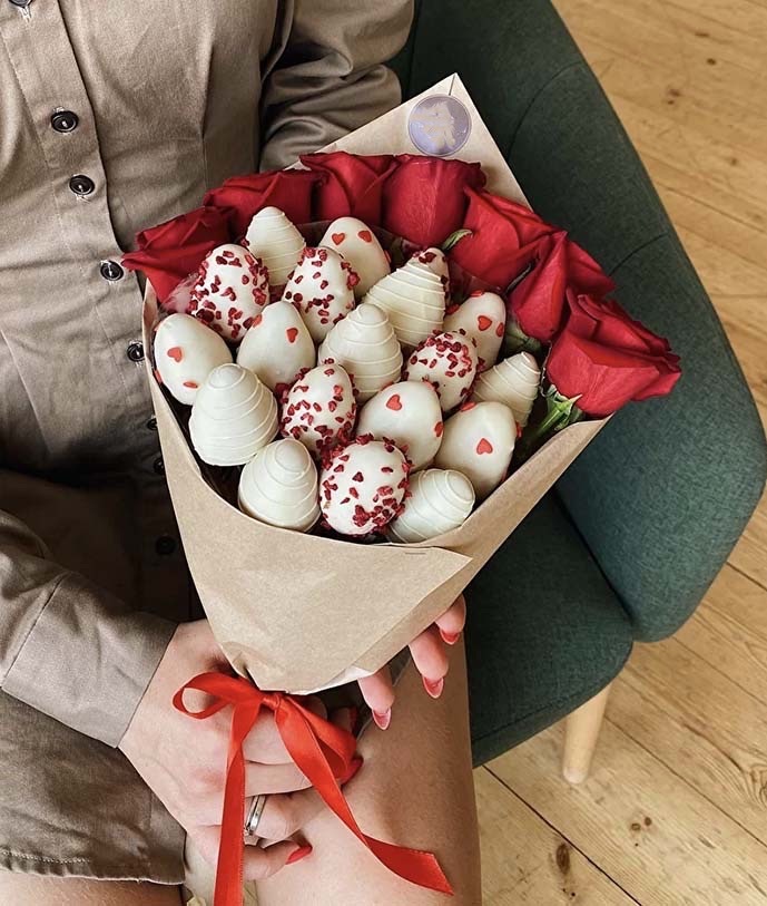 Букет с красными розами «Валентинка» из белой клубники в шоколаде