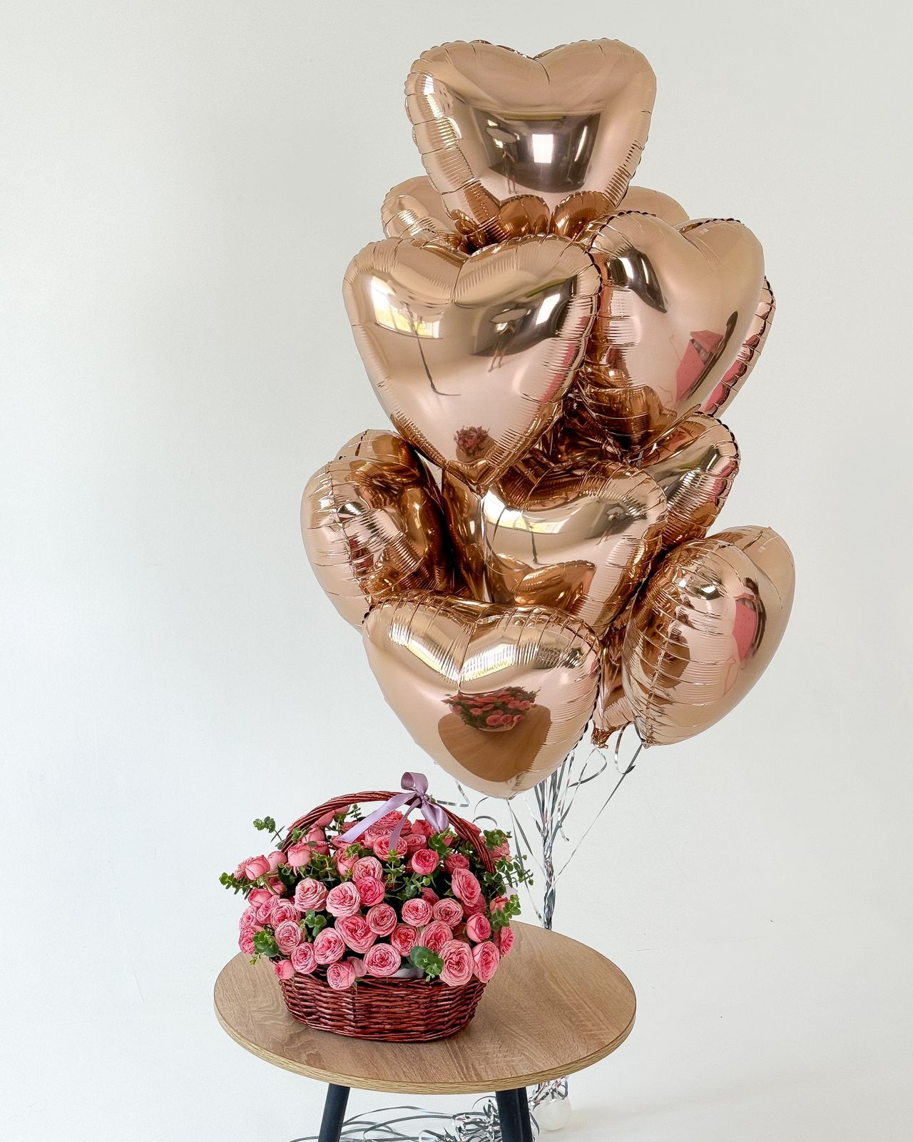 Сет "Chillo 4.0" корзина пионовидных роз и фонтан из воздушных шариков