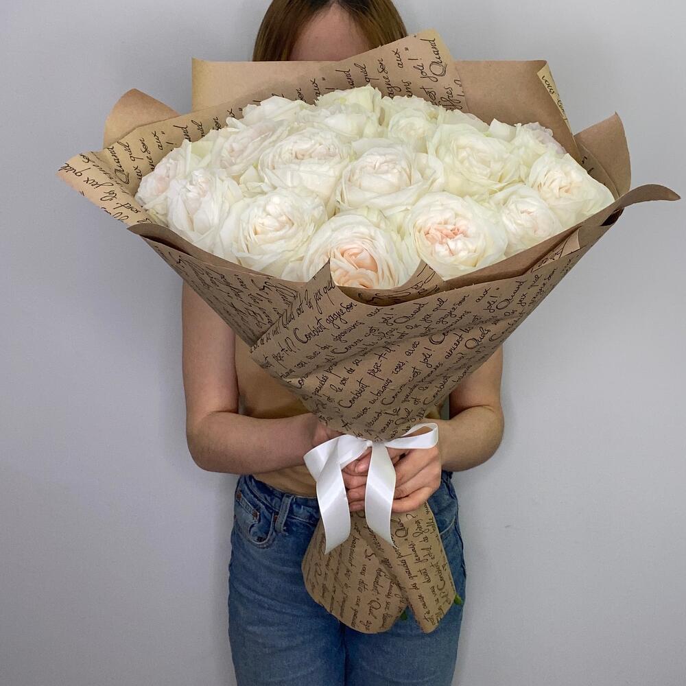 Букет из 11 белых пионовидных роз 