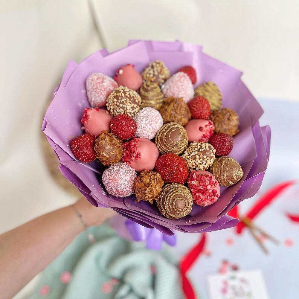 Клубничный букет "Сладкий поцелуй" p клубники в итальянском шоколаде в сочетании со свежими ягодами