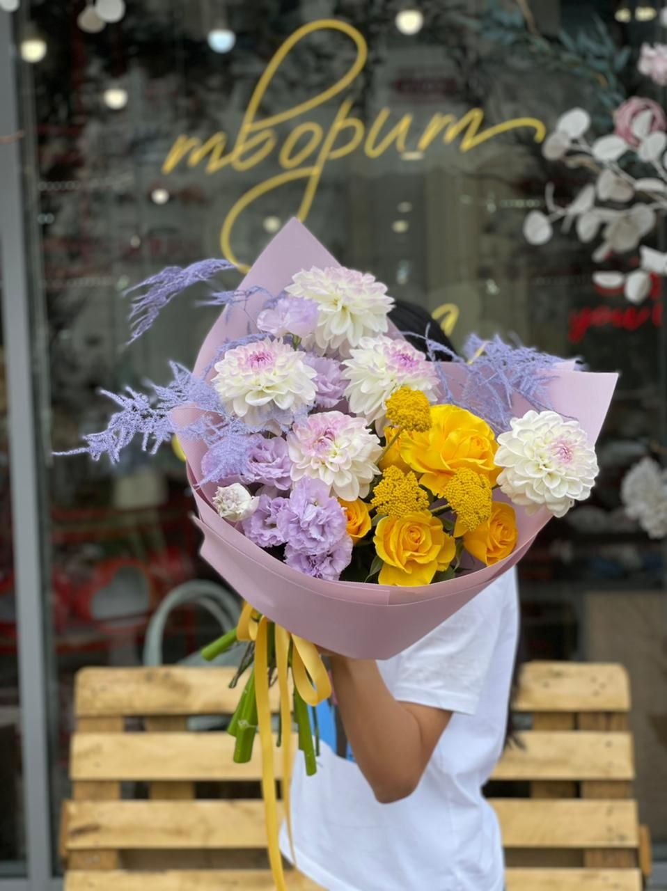 Букет "Flowerslover" из роз, георгин и сухоцветов