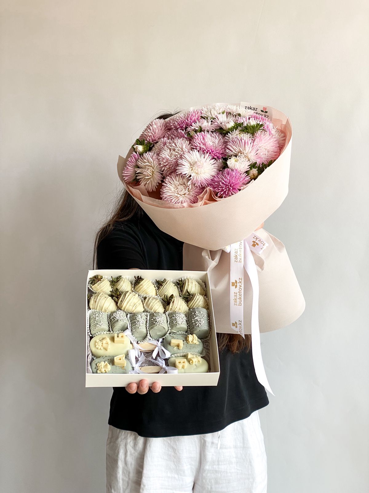 Сет 'Schoolastic' букет астр и фрукты в шоколаде