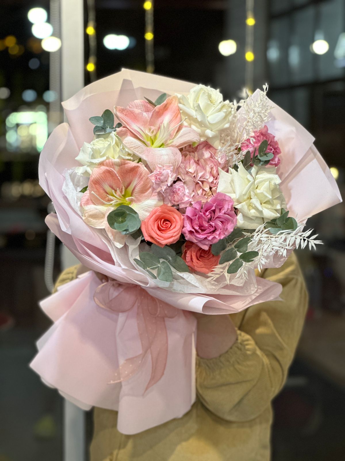 Композиция "Vibrant" из гортензии, роз, гвоздик, амариллиса и рускуса