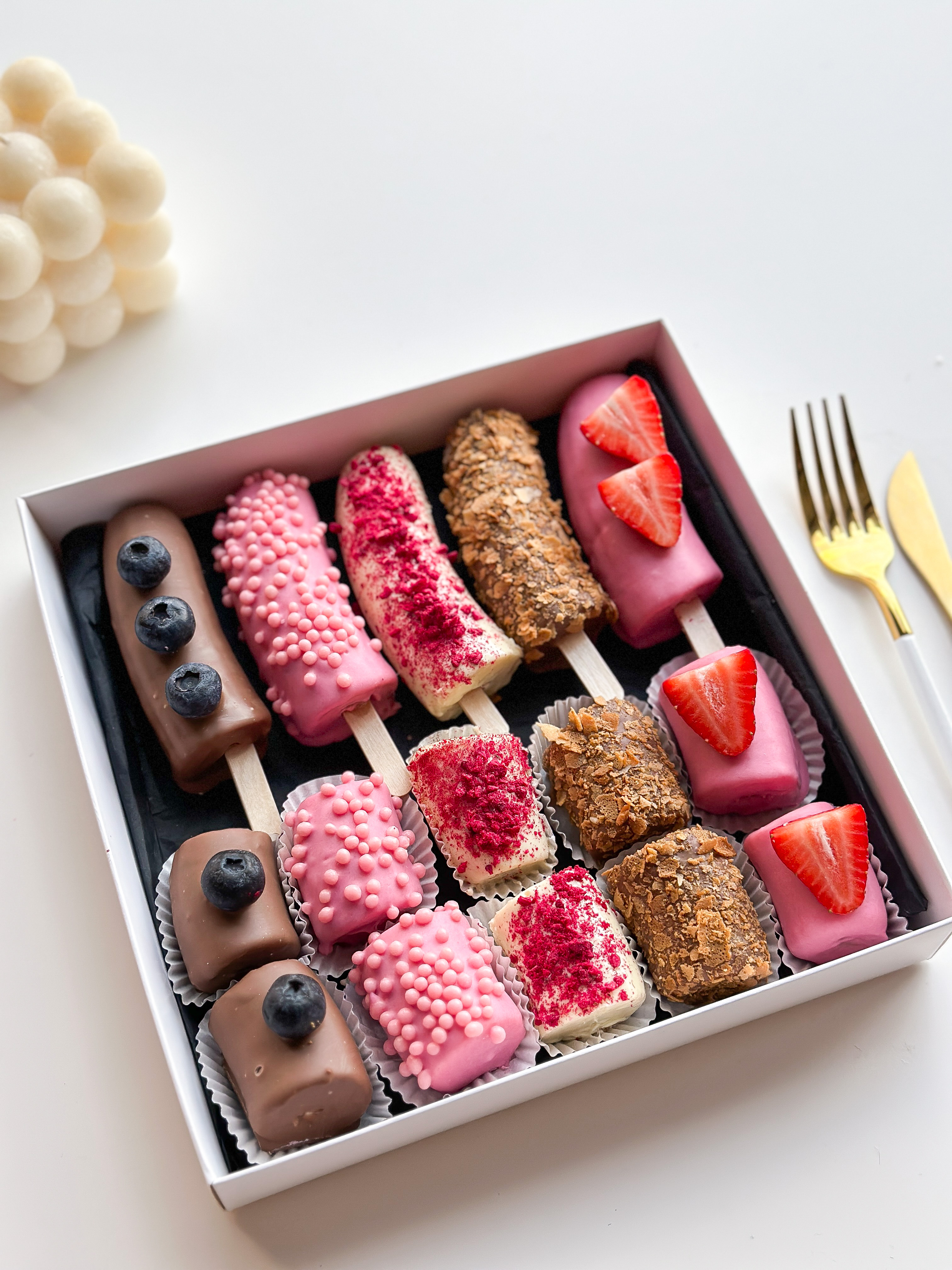 Банановый бокс "Банановый мусс" M яркие бананы в шоколаде с клубникой и голубикой в декоре