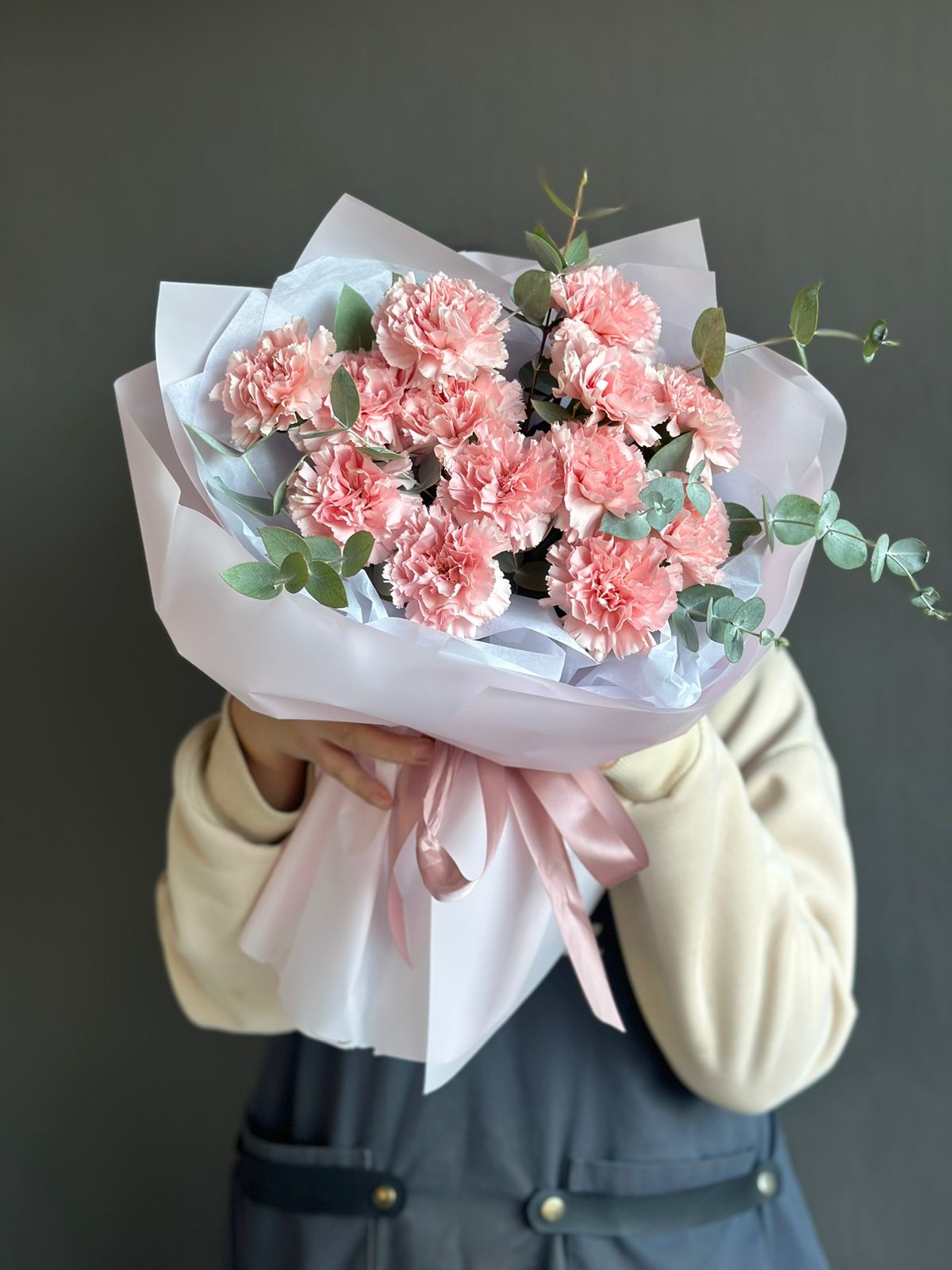 Букет из 13 гвоздик с эвкалиптом