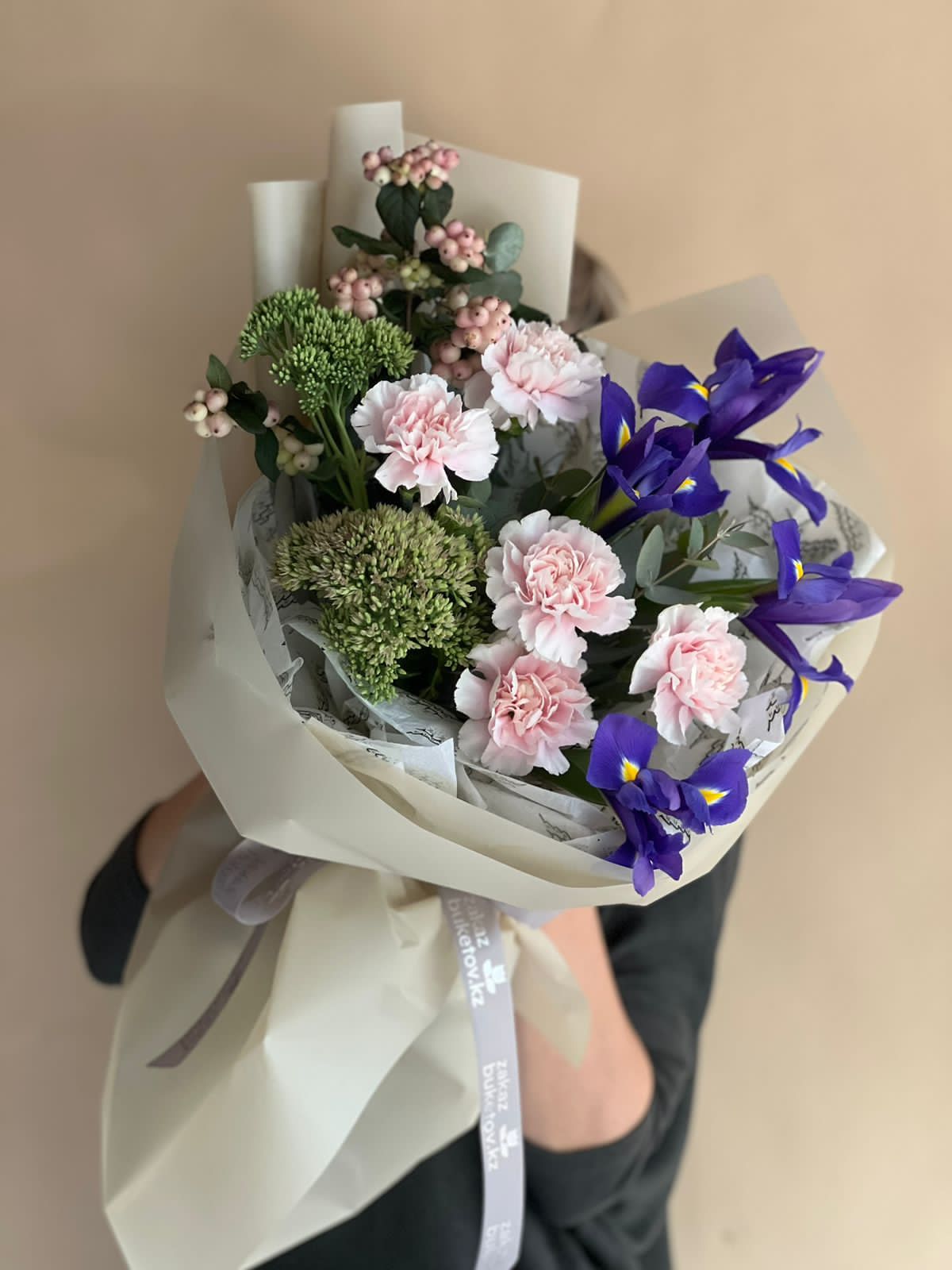 Композиция "Искорка" из гвоздики, ирисов и голландской зелени