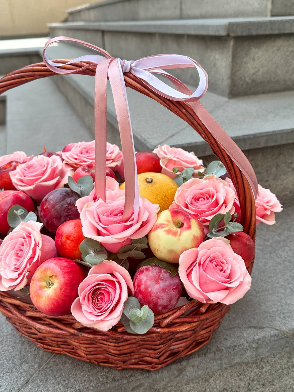 Корзина "Майя" с яблоками, сливой и розами