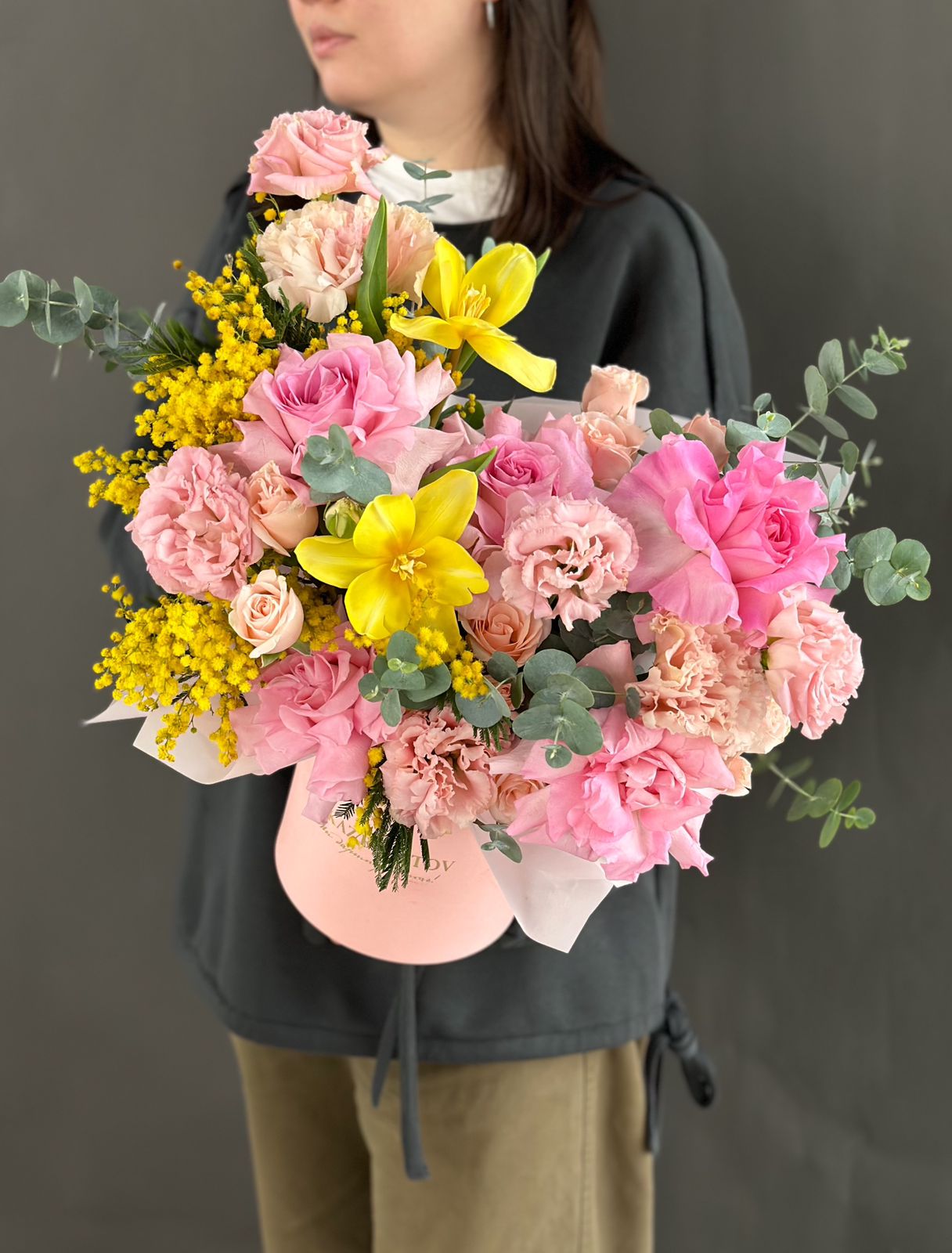 Композиция "Tender Anna" из роз, лизиантусов, тюльпанов и мимозы