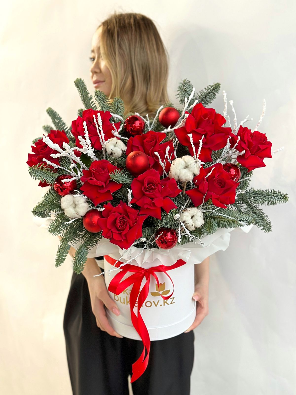 Композиция "Изысканный Балет" из роз, нобилиса и вакциниума