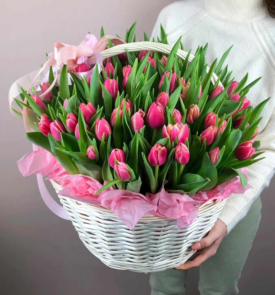 75 розовых тюльпанов в корзине