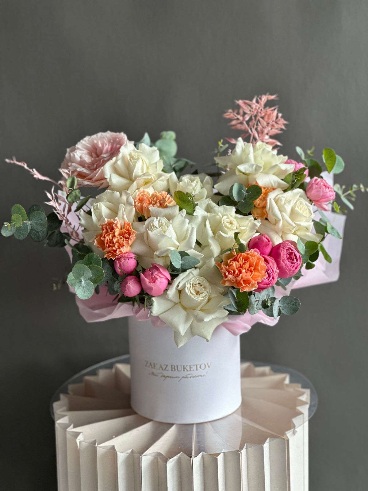 Композиция "Акварельные сны" из гвоздик, роз, эвкалипта и рускуса