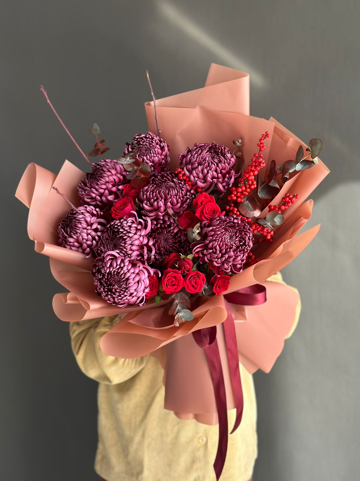 Композиция "Fall Foliage" из крупных хризантем и прей роз в осеннем оформлении