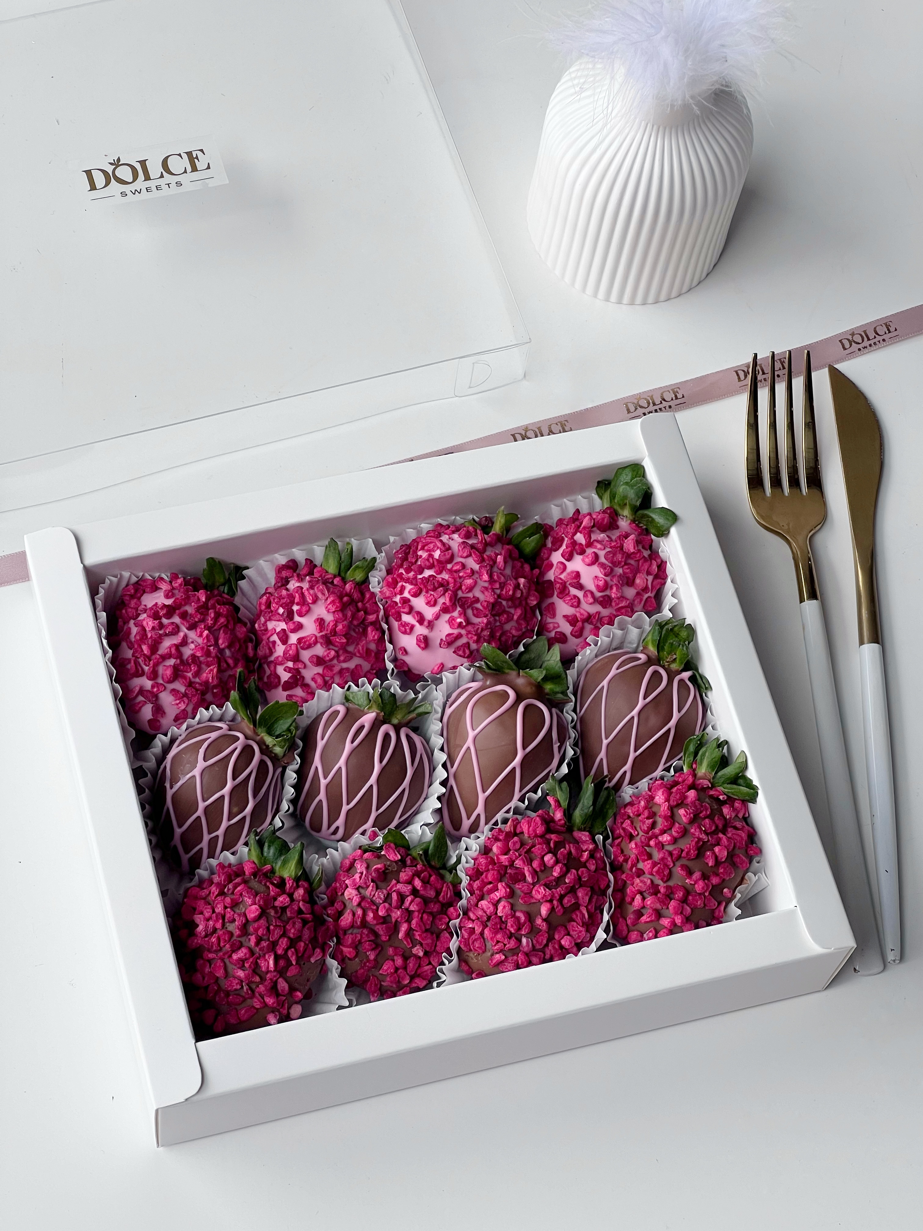 Клубничный бокс "Влюбленность" клубника в розовом и молочном шоколаде