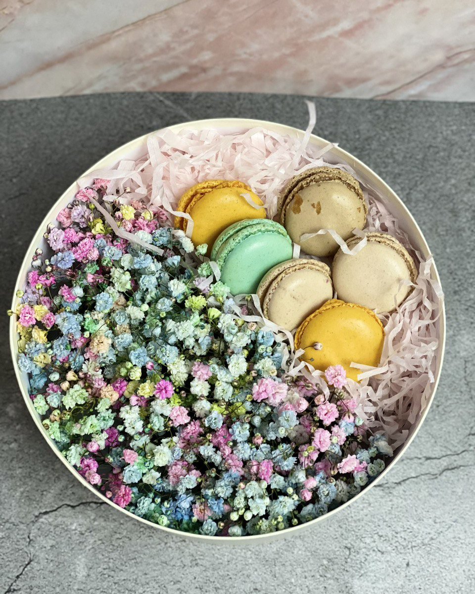 Букет "Marrone" из цветов и макарун