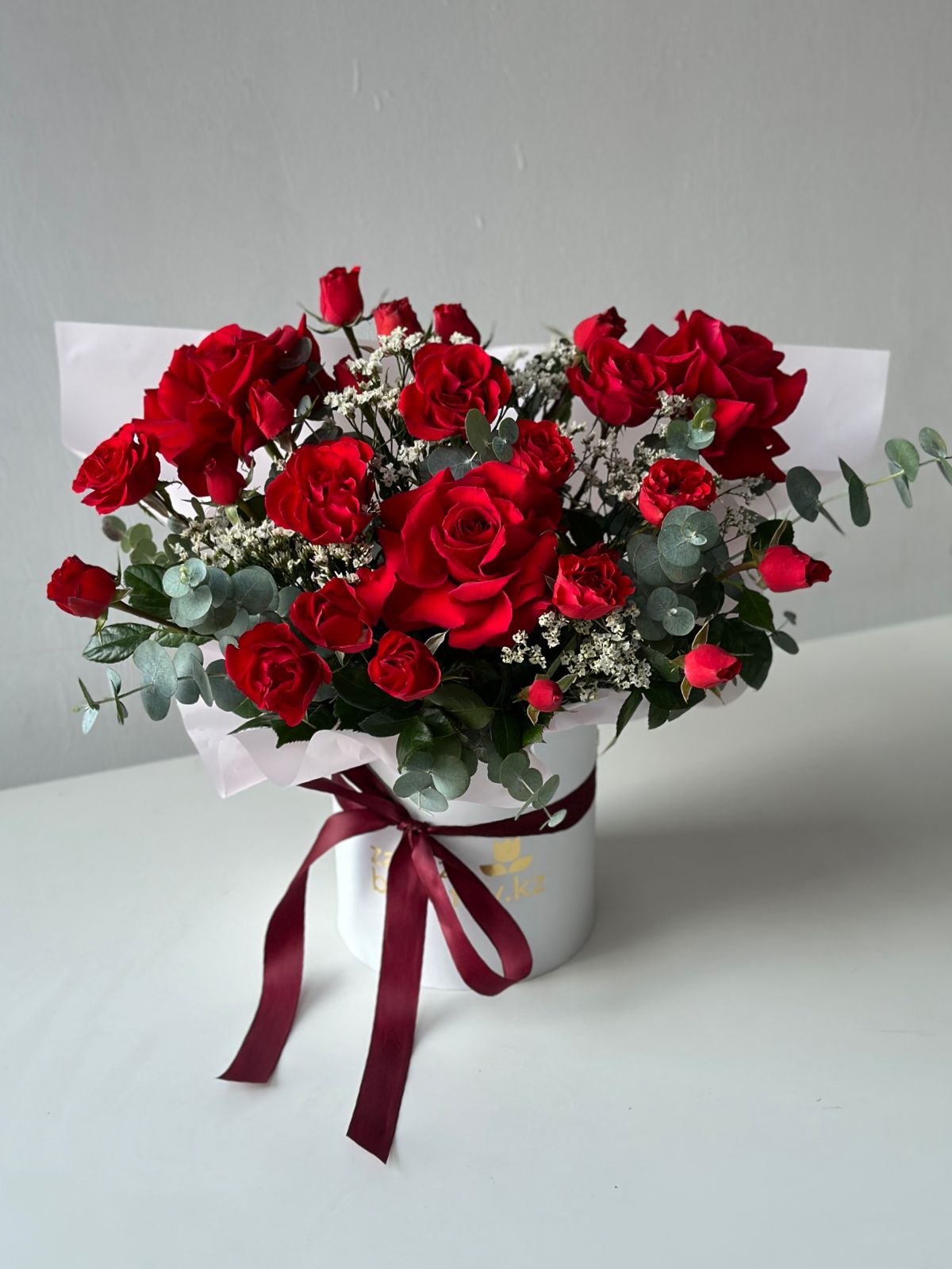 Композиция "Rasha" из красных роз и эвкалипта в коробке