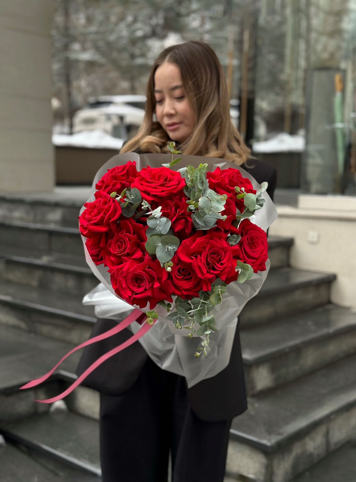 Букет "Красный шик" из красных роз и эвкалипта