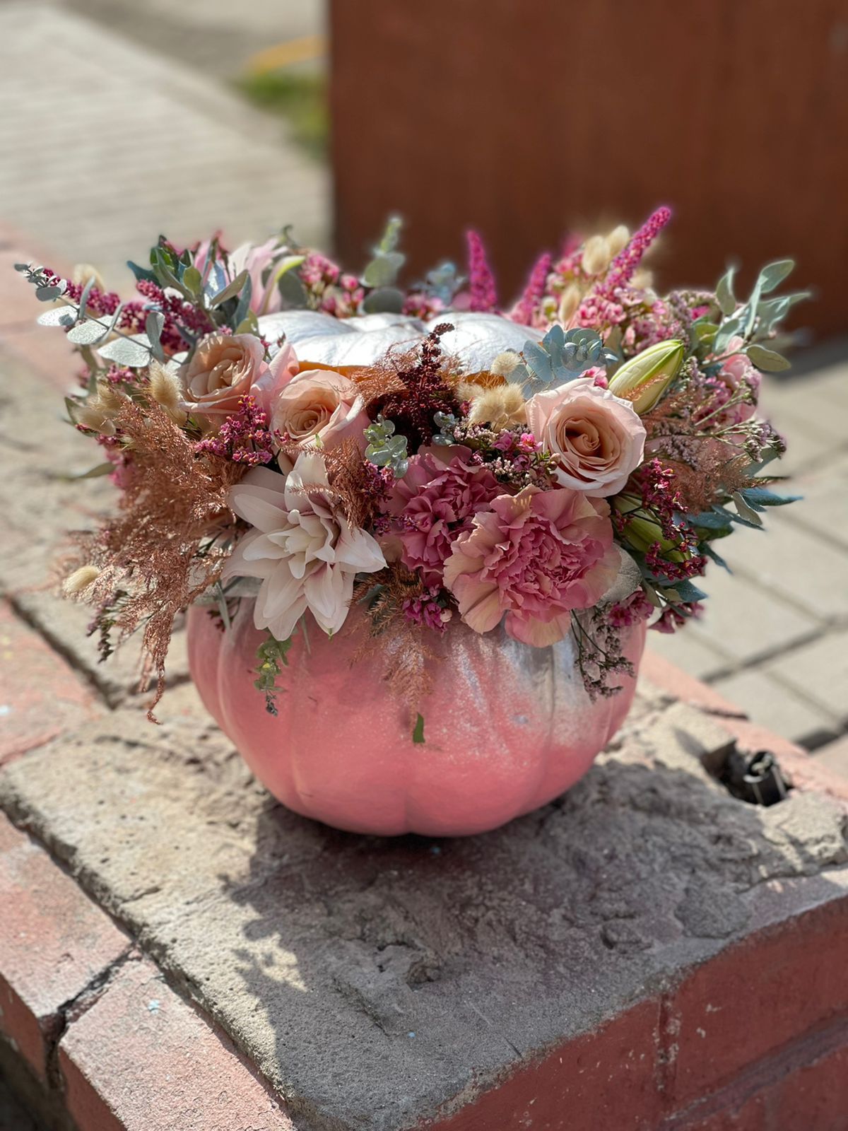 Букет в тыкве "Cucurbita pepo" из роз, лилий, гвоздик и сухоцветов