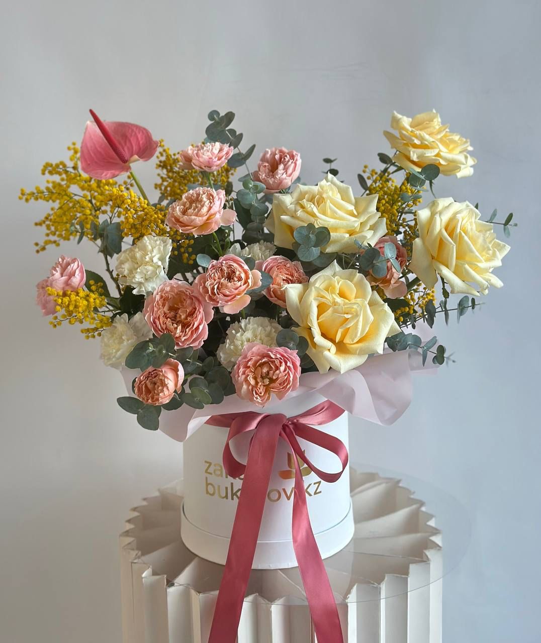 Композиция "Miriam" из гвоздик, роз, мимозы и антуриума