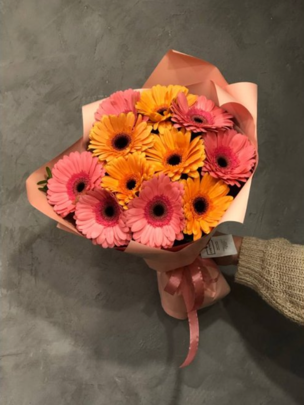 Букет из 11 розовых и оранжевых гербер