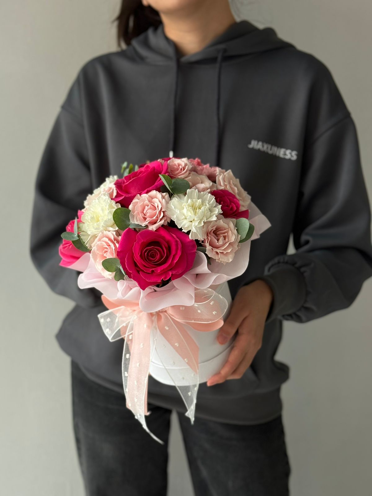 Композиция "Clemence" из гвоздик и роз в коробке