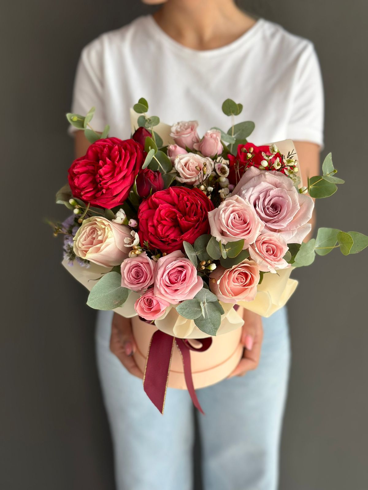 Композиция "Людмила" из роз, вакса и эвкалипта