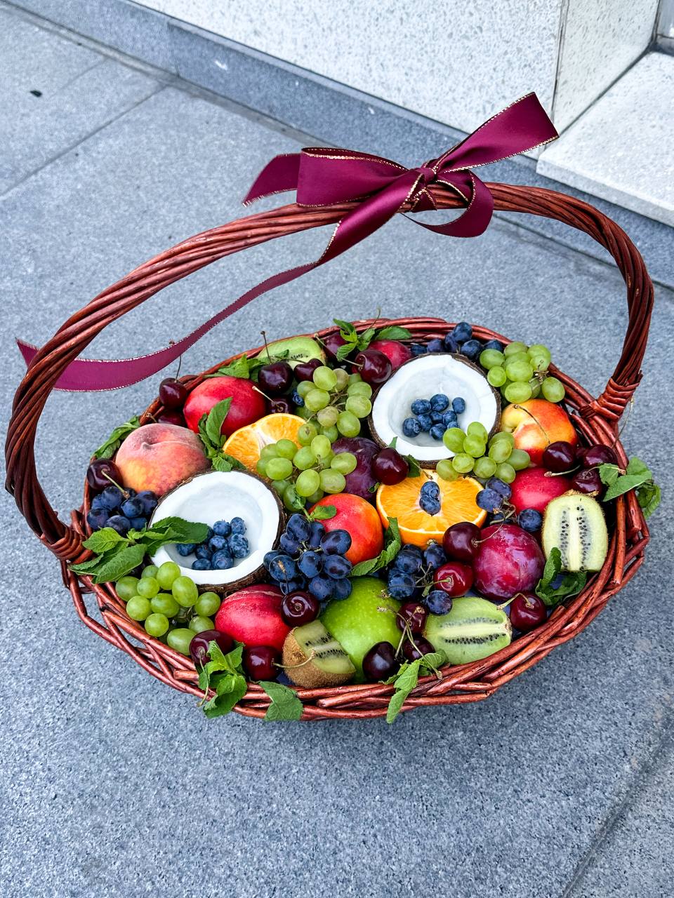 Корзина "Баунти" с виноградом, черешней, кокосом и экзотическими фруктами