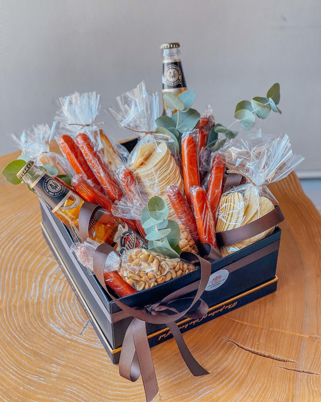 Композиция "Граф" пиво, колбаски, орешки и чипсы в коробке