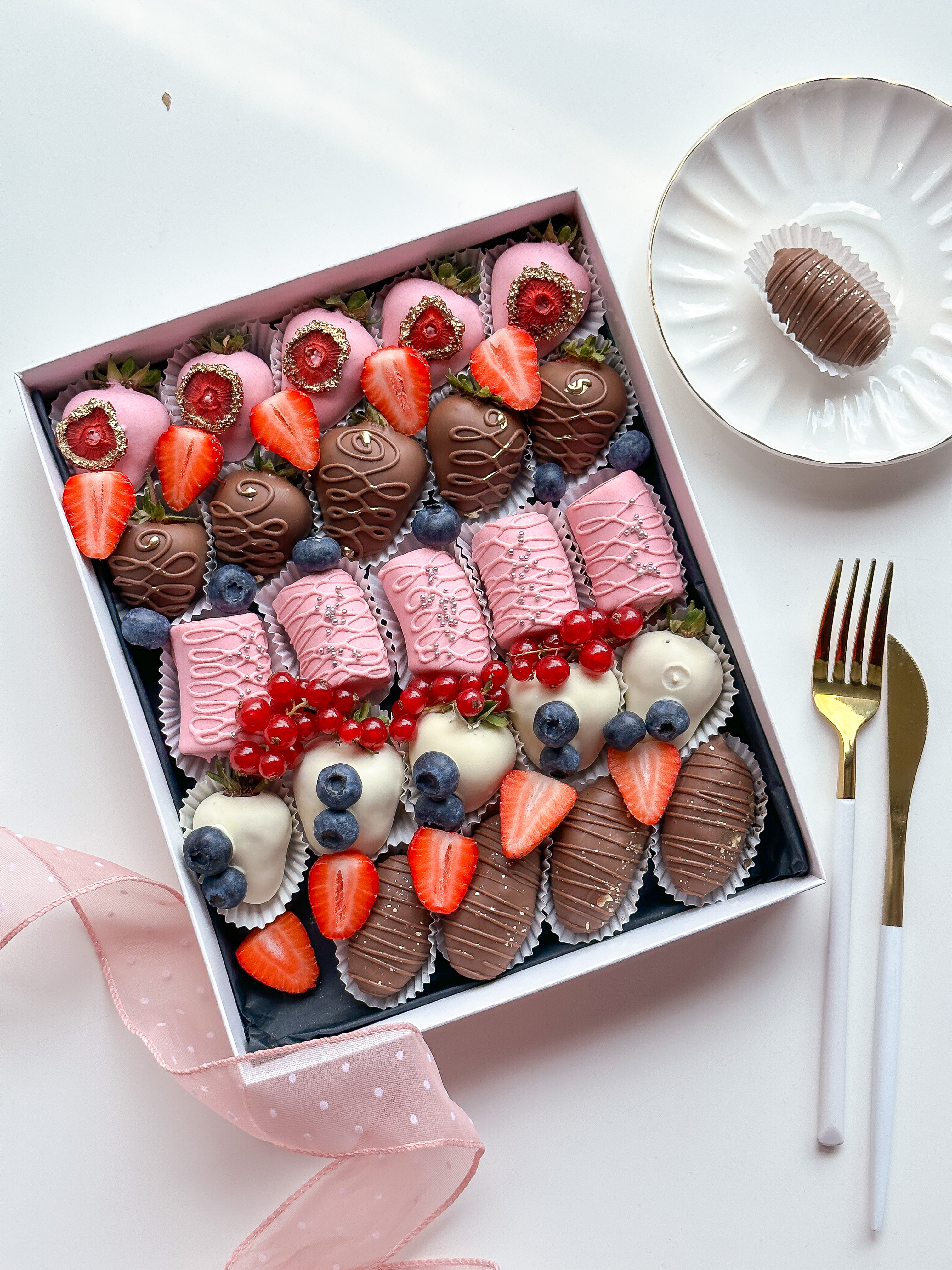 Фруктовый бокс "Семейный" клубника, бананы и финики в шоколаде с нарезкой из клубники