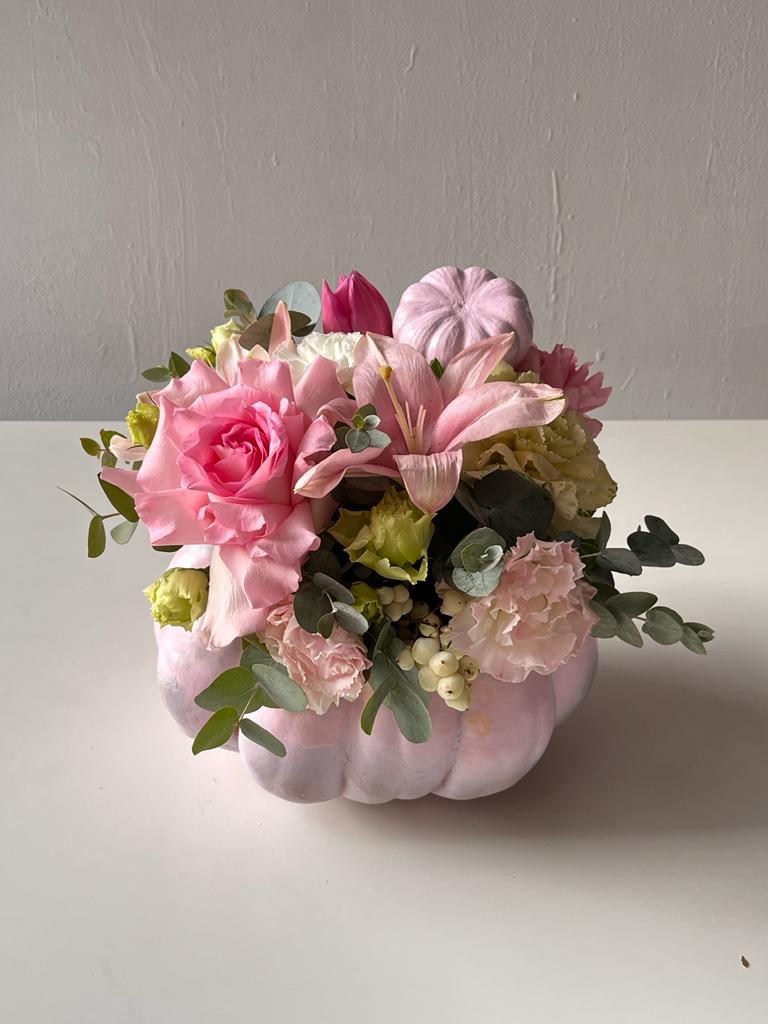 Композиция в тыкве "Самира" из розы, лилии, гвоздики, тюльпана и кукурбиты