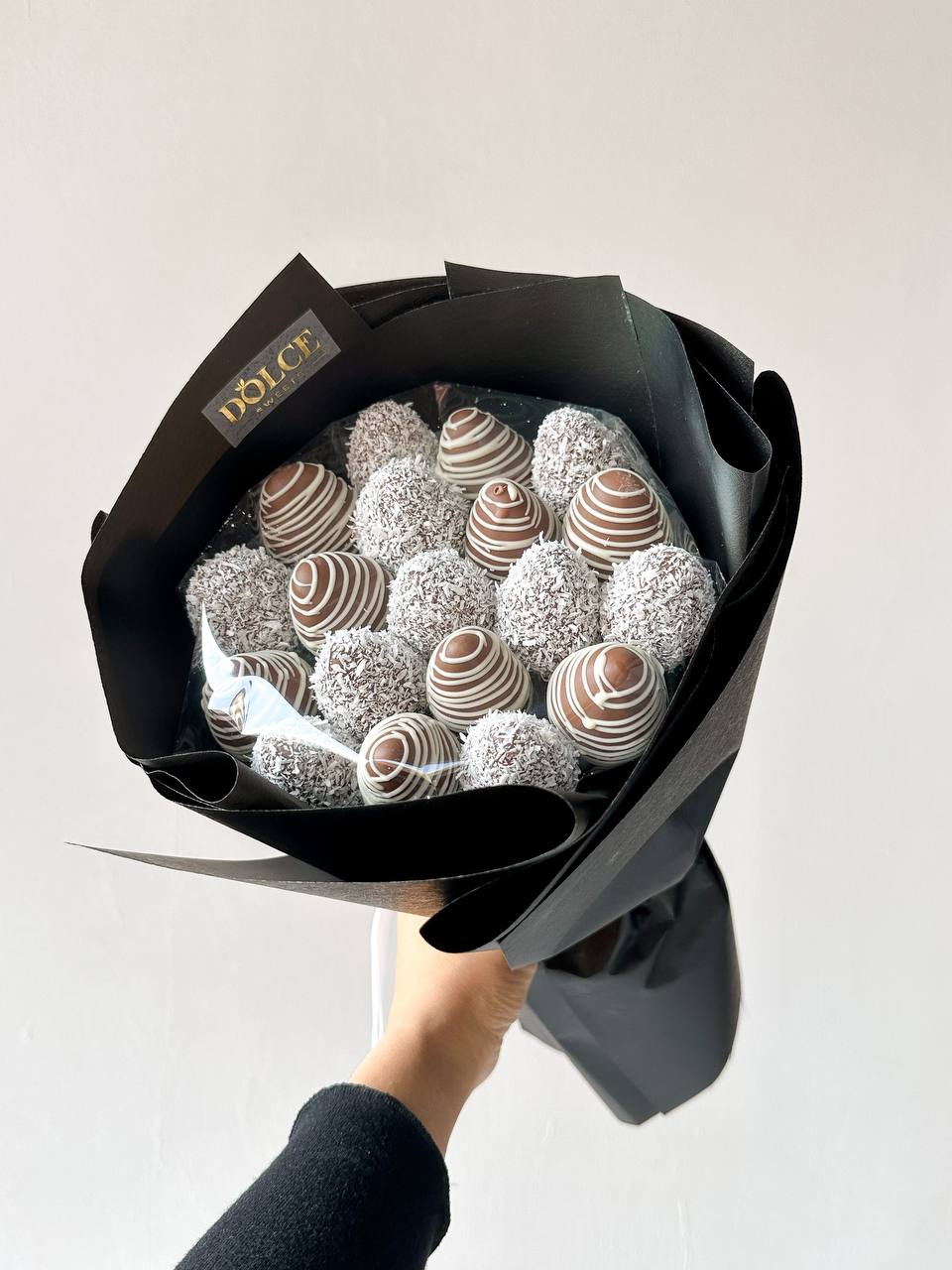 Клубничный букет "Уэнсдей" из свежей вкусной клубники в итальянском шоколаде. 