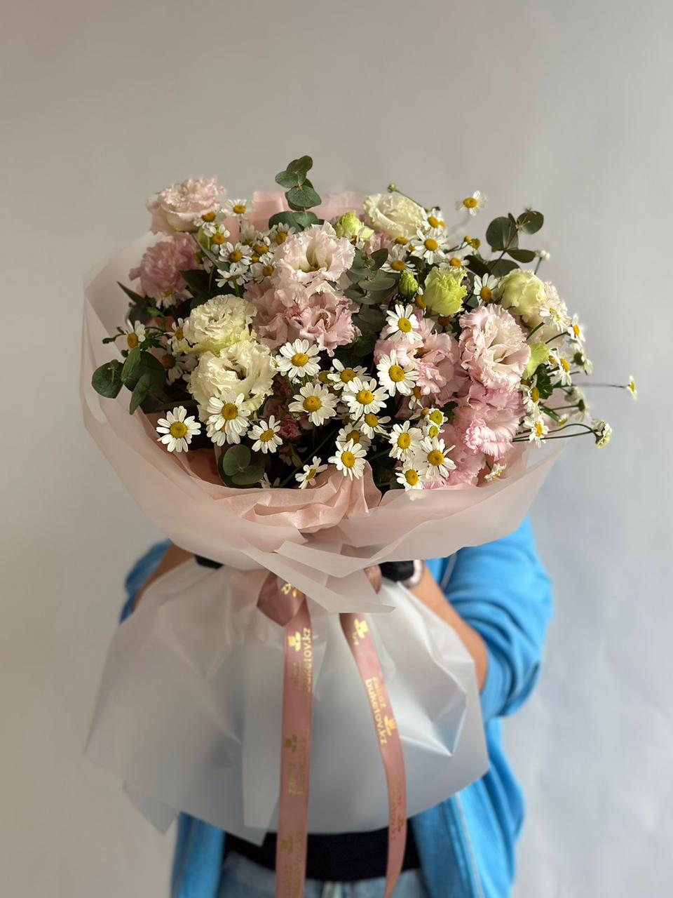 Букет "Майлия" из лизиантусов и ромашек