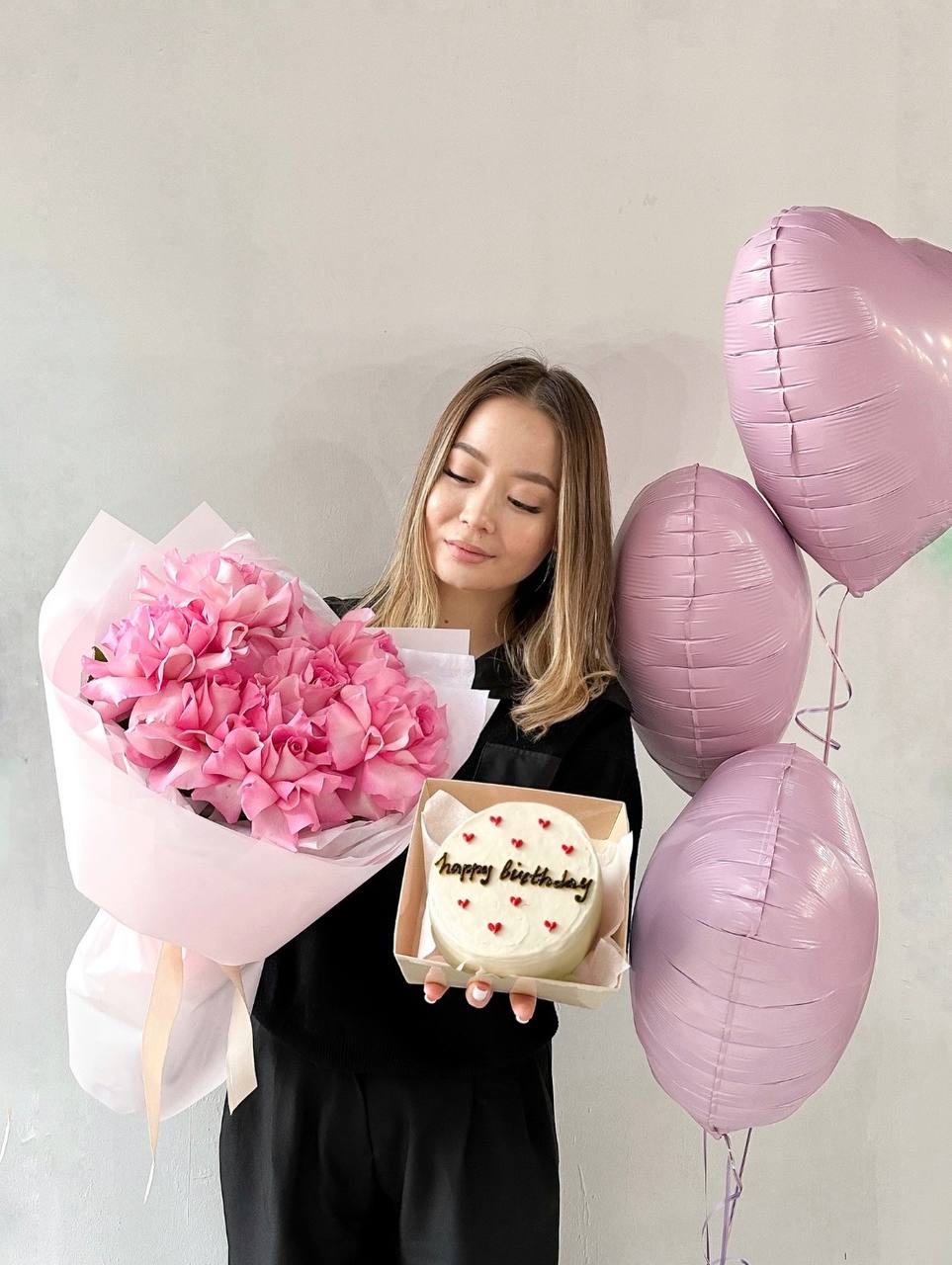 Сет "Сладкий рассвет" букет роз, бенто тортик и шарики