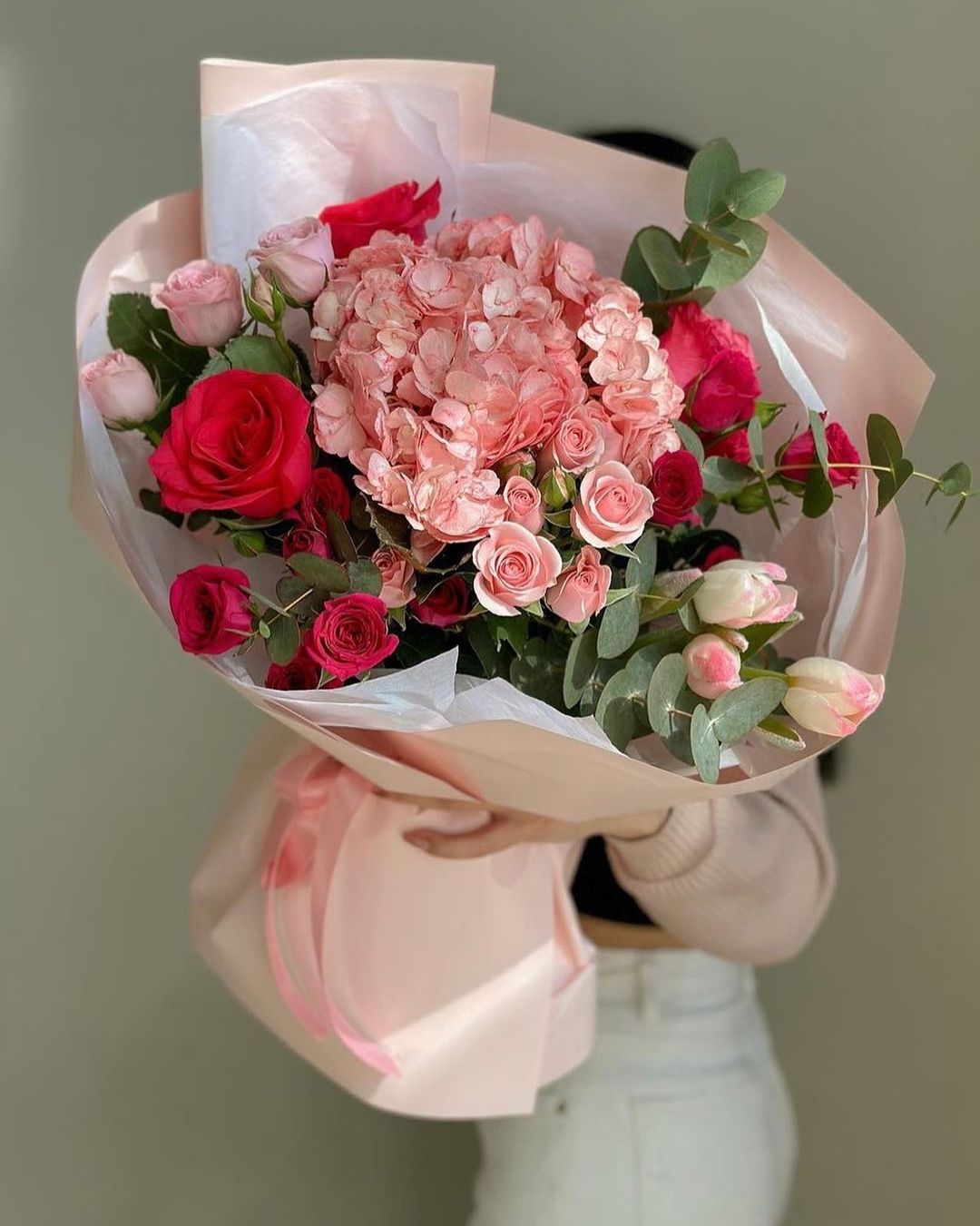 Букет "Вайнона" с гортензией, розой и тюльпаном