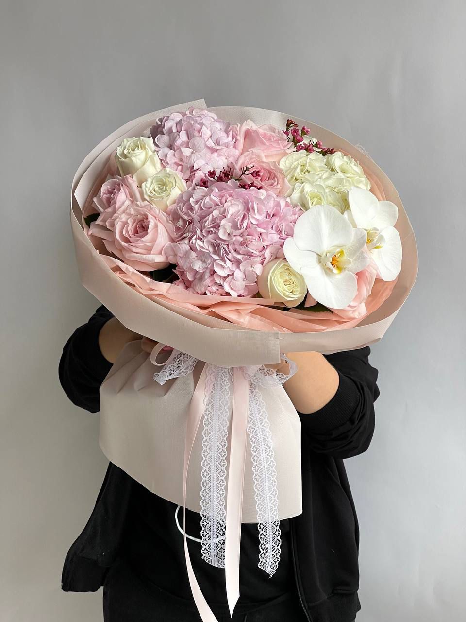 Букет "Диола" из гортензий, роз и орхидей