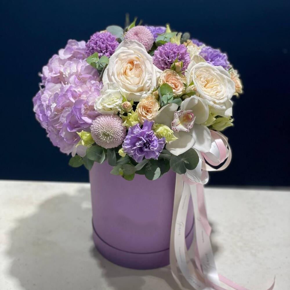 Композиция "Фиолетовые грезы" с гиацинтом, гортензией, хризантемой и розой в коробке