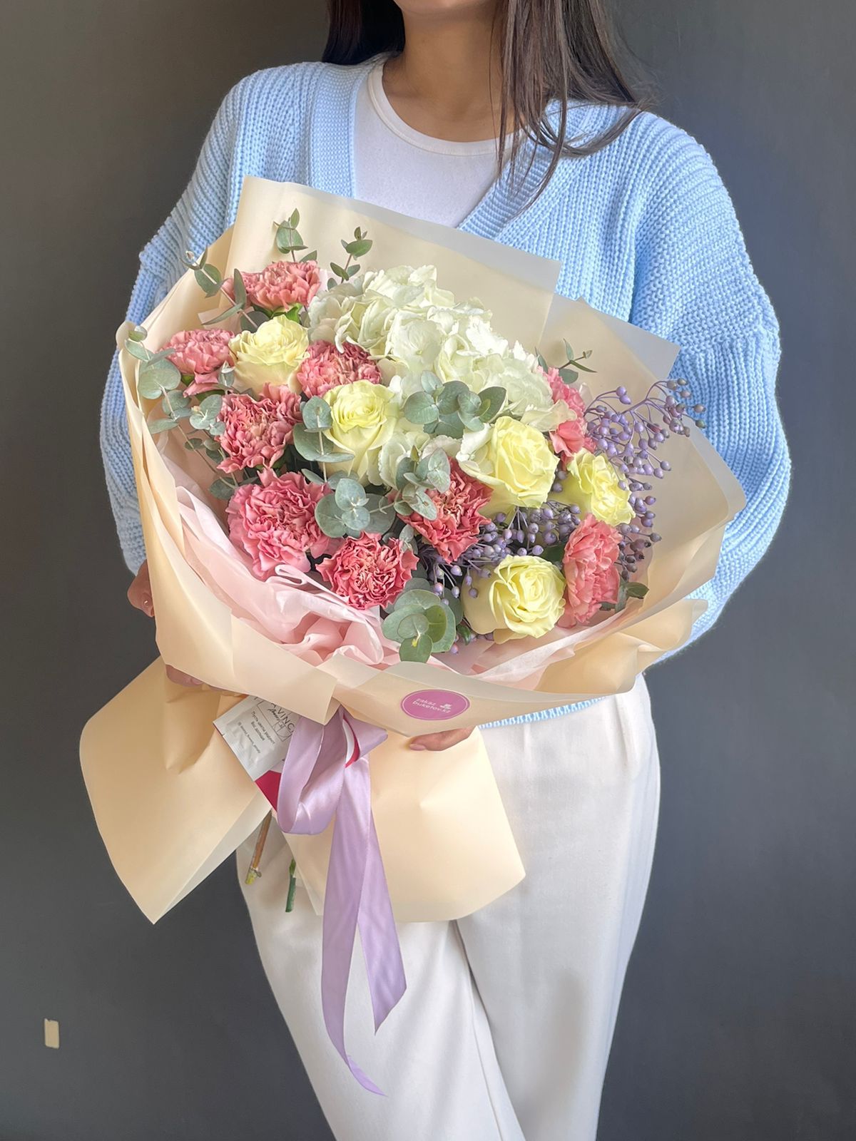 Композиция "Нежная Афина" з гвоздик, гортензии и роз