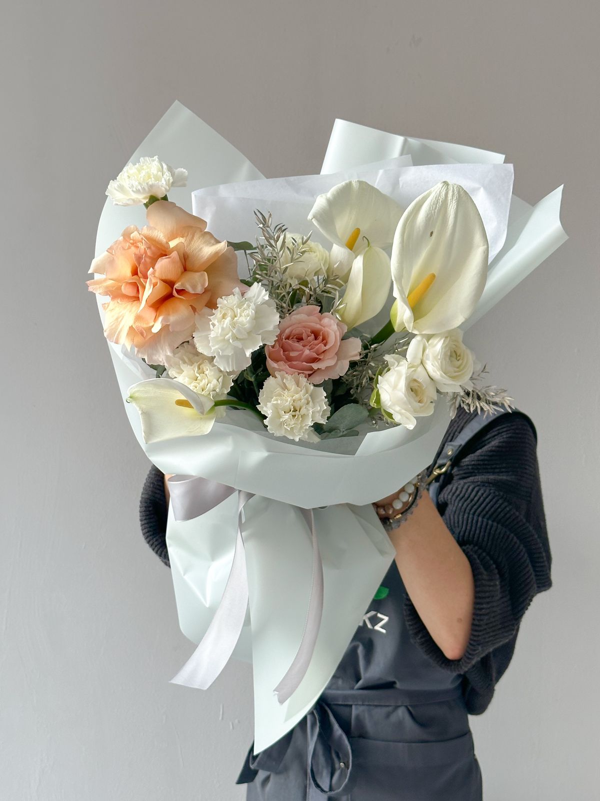 Композиция "Moonlit Melody" из гвоздик, калл, роз и ранункулюса