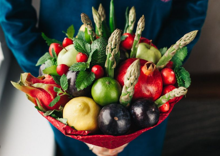 Съедобный букет "Спаржа" из фруктов и спаржи